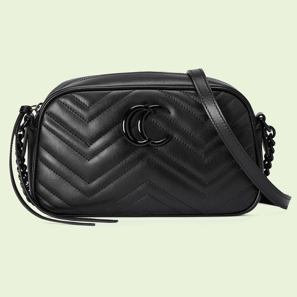 single shoulder bag with fashionable, elegant and avant-garde design. women's handbag made of genuine leather, metal chain, zipper open
single shoulder bag with fashionable, elegant and avant-garde design. women's handbag made of genuine leather, metal chain, zipper open