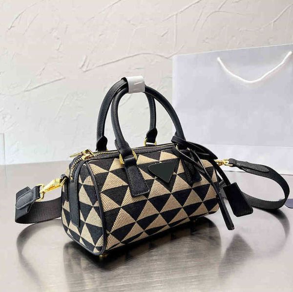 designer bag pillow bags luxury shoulder bag women fashion two-tone canvas handbag wide strap crossbody wallet 220908
designer bag pillow bags luxury shoulder bag women fashion two-tone canvas handbag wide strap crossbody wallet 220908