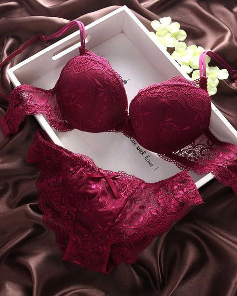 china manufacture lace luxury women panties and bra set briefs three quarters seamless, Red;black
china manufacture lace luxury women panties and bra set briefs three quarters seamless, Red;black