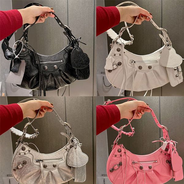 7a quality luxurys designers le cagole shoulder bag lambskin leather pleated motorcycle women fashion crossbody clutch wallet pochette retro
7a quality luxurys designers le cagole shoulder bag lambskin leather pleated motorcycle women fashion crossbody clutch wallet pochette retro