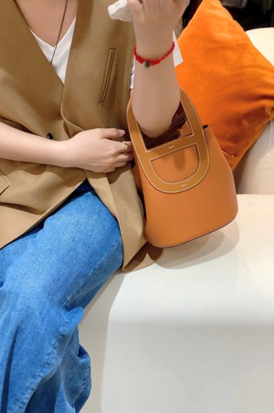 2023 new cowhide bag, pig nose, vegetable basket, bucket bag, fashion genuine leather handheld one shoulder crossbody bag
2023 new cowhide bag, pig nose, vegetable basket, bucket bag, fashion genuine leather handheld one shoulder crossbody bag