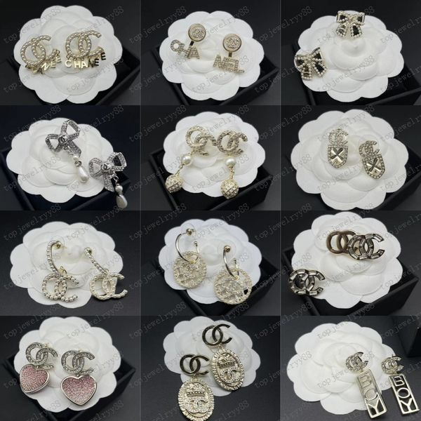 2023 designers 18k gold pearl drop round pearl stud charm earrings brand letter crystal rhinestone earring 18k gold plated women wedding par, Golden;silver
2023 designers 18k gold pearl drop round pearl stud charm earrings brand letter crystal rhinestone earring 18k gold plated women wedding par, Golden;silver