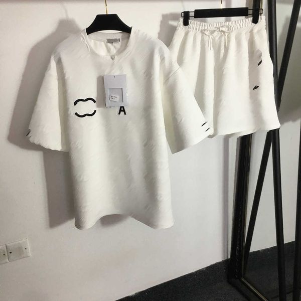 23ss womens tracksuits womens designer clothing chest logo embroidered monogram embossed short sleeve t-shirt elastic waist shorts set women, White
23ss womens tracksuits womens designer clothing chest logo embroidered monogram embossed short sleeve t-shirt elastic waist shorts set women, White