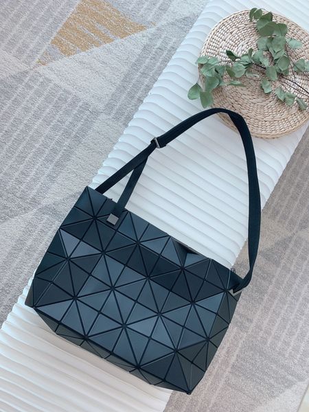 2023 summer new geometric lingge bag fashion women's bag single shoulder bag oblique straddle bag underarm bag
2023 summer new geometric lingge bag fashion women's bag single shoulder bag oblique straddle bag underarm bag