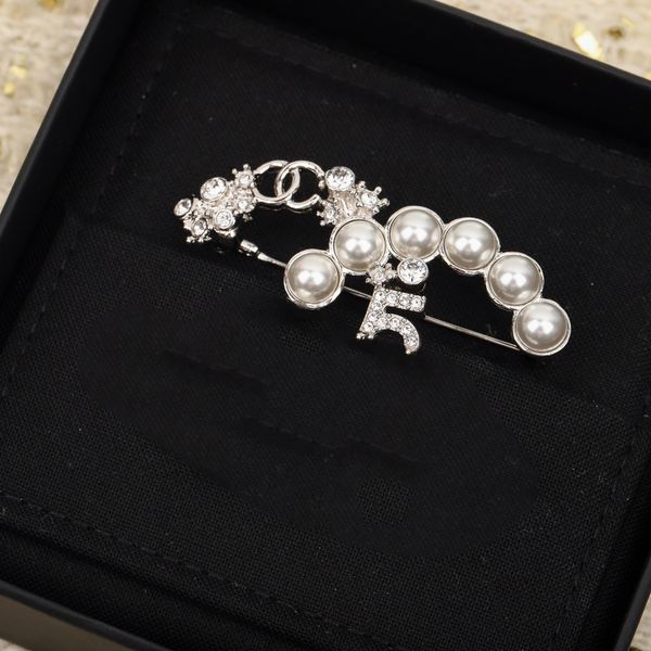 Designer Brooch Luxury Gold Plated Pin Brooch Fashion Jewelry Girl Pearl Diamond # 5 Love Brooch Premium Gift Couple Home Wedding Party Accessories 01
Designer Brooch Luxury Gold Plated Pin Brooch Fashion Jewelry Girl Pearl Diamond # 5 Love Brooch Premium Gift Couple Home Wedding Party Accessories 01