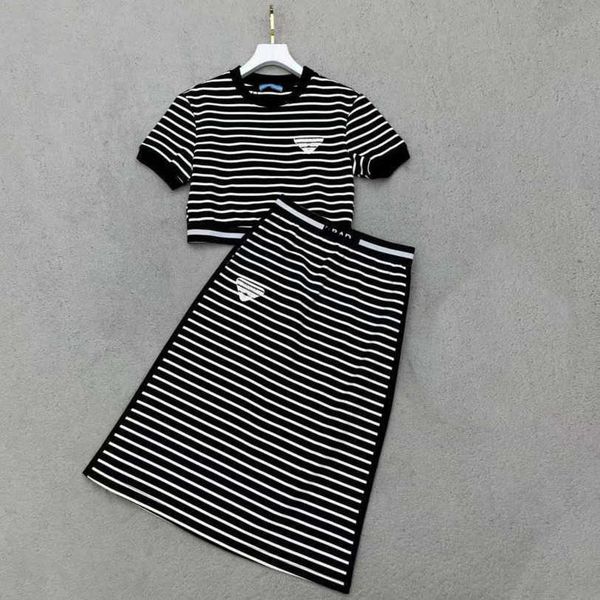 23ss womens designer clothing brand t-shirt skirt set spring summer new striped letter ribbon splicing casual suit short-sleeved skirts suit, White
23ss womens designer clothing brand t-shirt skirt set spring summer new striped letter ribbon splicing casual suit short-sleeved skirts suit, White