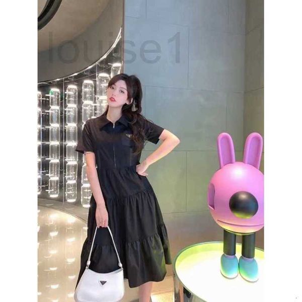 casual dresses designer 23 spring/summer new product classic triangle decorative ribbon collage placement large swing version shows thin tem, Black;gray
casual dresses designer 23 spring/summer new product classic triangle decorative ribbon collage placement large swing version shows thin tem, Black;gray