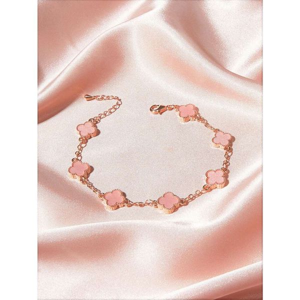 Classic designer jewelry Four-leaf Clover Bracelet jewelrys 925 Four Leaf Grass with Five Flowers and Diamonds Bracelets Versatile Fashion Crafts Van Clee Jewelry
Classic designer jewelry Four-leaf Clover Bracelet jewelrys 925 Four Leaf Grass with Five Flowers and Diamonds Bracelets Versatile Fashion Crafts Van Clee Jewelry