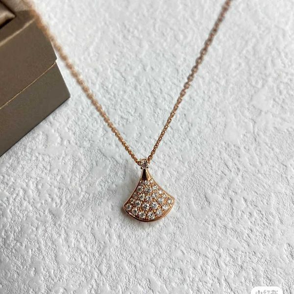 small skirt necklace female neckchain white fritillaria rose gold light luxury small fan full diamond collar chain design sense shell hanger, Silver
small skirt necklace female neckchain white fritillaria rose gold light luxury small fan full diamond collar chain design sense shell hanger, Silver