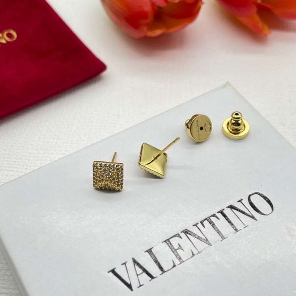 Classic Designer Earrings Jewelry Letter V Valentinolies jewelry Full Diamond Earring Silver Needle New Fashion Shiny Luxury Popular Fashion Square Earrings
Classic Designer Earrings Jewelry Letter V Valentinolies jewelry Full Diamond Earring Silver Needle New Fashion Shiny Luxury Popular Fashion Square Earrings