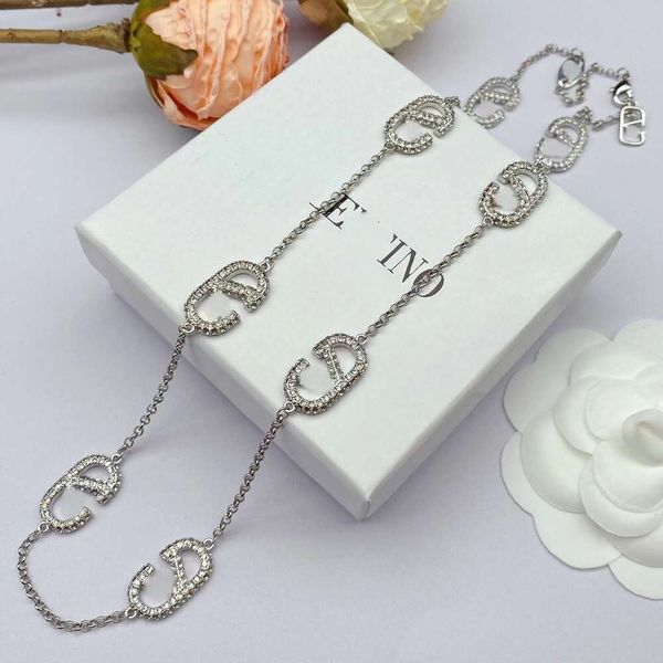 Classic Designer Necklace Jewelry Letter V Valentinolies jewelry New Brass Material Inlaid Water Diamonds Exquisite Simple Versatile Fashion Jewelry Necklace
Classic Designer Necklace Jewelry Letter V Valentinolies jewelry New Brass Material Inlaid Water Diamonds Exquisite Simple Versatile Fashion Jewelry Necklace