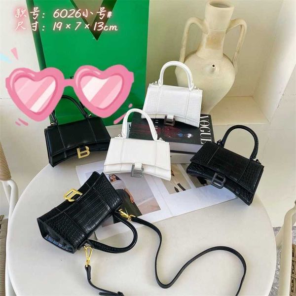 advanced texture bag women's 2023 new small western-style fashion hourglass single-shoulder messenger hand
advanced texture bag women's 2023 new small western-style fashion hourglass single-shoulder messenger hand