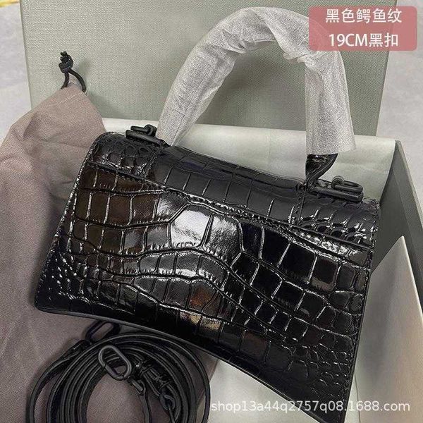 2023 new hourglass bag niche design women's alligator leather versatile portable shoulder messenger
2023 new hourglass bag niche design women's alligator leather versatile portable shoulder messenger