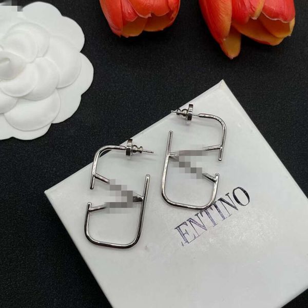 Classic designer earrings jewelry letter V Valentinolies V-shaped Letter Bare White Gold Earrings Hip Hop Fashion earrings 925 Silver Needle Earring Female jewelry
Classic designer earrings jewelry letter V Valentinolies V-shaped Letter Bare White Gold Earrings Hip Hop Fashion earrings 925 Silver Needle Earring Female jewelry