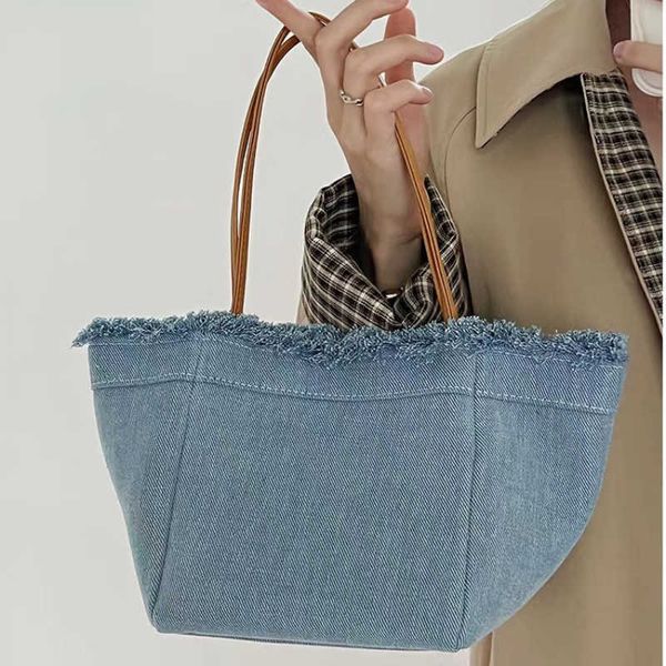 women's designer bag new niche minimalist large capacity denim canvas portable bucket bag fashionable versatile vegetable basket 230318
women's designer bag new niche minimalist large capacity denim canvas portable bucket bag fashionable versatile vegetable basket 230318