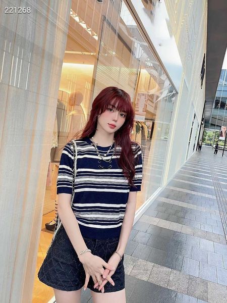 23ss womens t-shirt designer clothes women tee round neck striped double c letter logo toothbrush embroidered short sleeve sweater clothes, White
23ss womens t-shirt designer clothes women tee round neck striped double c letter logo toothbrush embroidered short sleeve sweater clothes, White