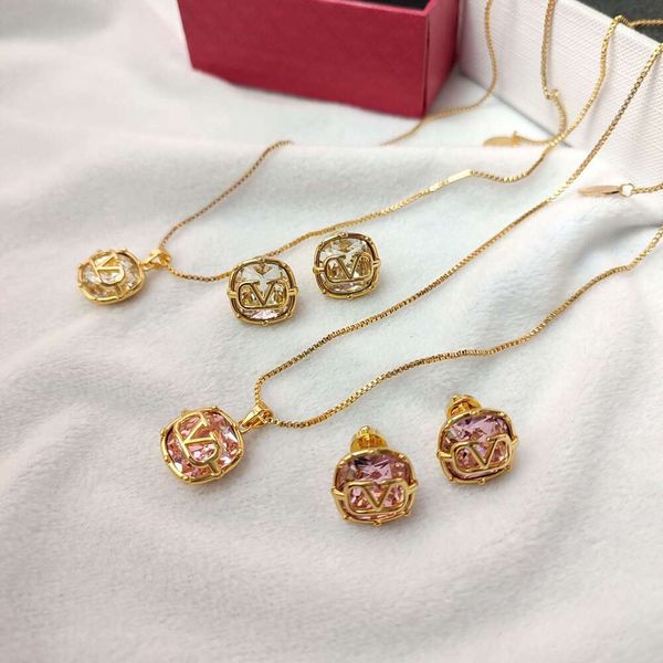 Classic Designer Earrings Jewelry Letter V Valentinolies jewelry French Valentines Letter V Large Diamond Earring Luxury Versatile Women's Necklace Earrings
Classic Designer Earrings Jewelry Letter V Valentinolies jewelry French Valentines Letter V Large Diamond Earring Luxury Versatile Women's Necklace Earrings