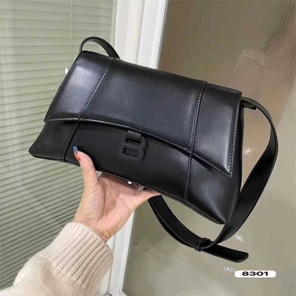 new hourglass bag large capacity single shoulder underarm premium soft leather casual messenger women's
new hourglass bag large capacity single shoulder underarm premium soft leather casual messenger women's