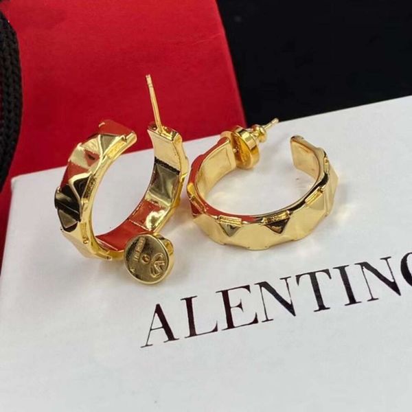 Classic Designer Earrings Jewelry Letter V Valentinolies jewelry Silver Needle earrings Fashion Trend Brass Material Earring Small Design Earrings for Women
Classic Designer Earrings Jewelry Letter V Valentinolies jewelry Silver Needle earrings Fashion Trend Brass Material Earring Small Design Earrings for Women