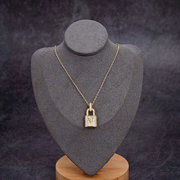 pendant necklaces womens lock necklace designer luxury pendant diamonds necklaces fashion for women mens gold silver m230408
pendant necklaces womens lock necklace designer luxury pendant diamonds necklaces fashion for women mens gold silver m230408