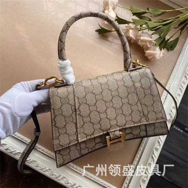 2023 new trend fashion simple design letter hourglass bag single shoulder messenger hand women's
2023 new trend fashion simple design letter hourglass bag single shoulder messenger hand women's