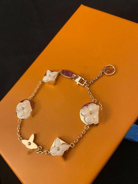 Luxury elegant gold and silver bracelet Fashion women's Letter pendant Clover bracelet Wedding specially designed jewelry quality gifts for women and daughters
Luxury elegant gold and silver bracelet Fashion women's Letter pendant Clover bracelet Wedding specially designed jewelry quality gifts for women and daughters