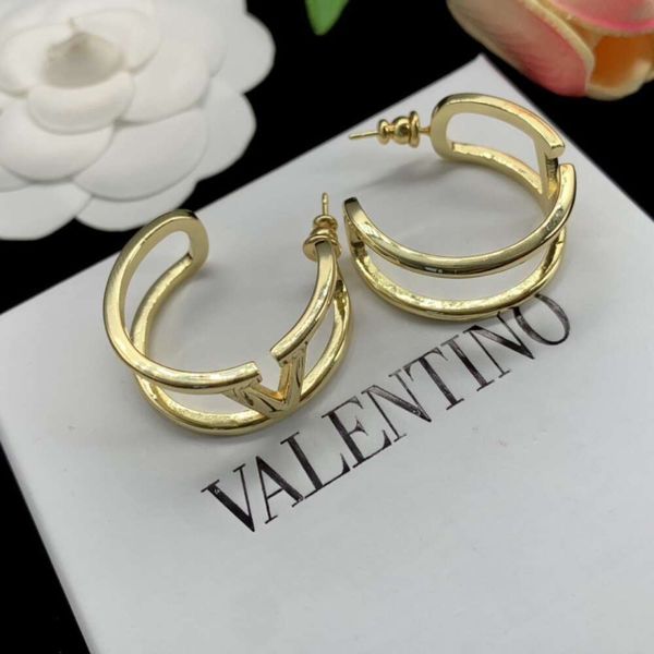 Classic Designer Earrings Jewelry Letter V Valentinolies jewelry Luxury French V-shaped Earrings Double Layer Letter Earrings Plated with K Gold Versatile Earstud
Classic Designer Earrings Jewelry Letter V Valentinolies jewelry Luxury French V-shaped Earrings Double Layer Letter Earrings Plated with K Gold Versatile Earstud