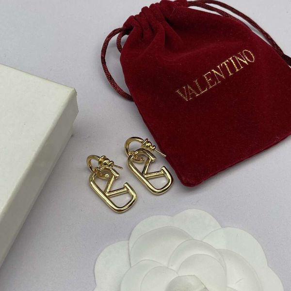 Classic Designer Earrings Jewelry Letter V Valentinolies jewelry Fashion Senior Big V Letter Gold Earrings 2023 New Style French Earrings Christmas gift jewelry
Classic Designer Earrings Jewelry Letter V Valentinolies jewelry Fashion Senior Big V Letter Gold Earrings 2023 New Style French Earrings Christmas gift jewelry