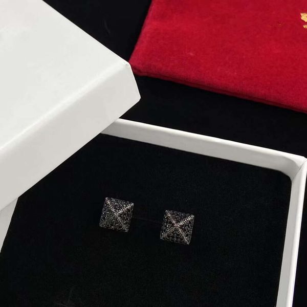 Classic Designer Earrings Jewelry Letter V Valentinolies jewelry NEW Full Diamond Small Square Silver Needle Earrings for Women's Fashion Earrings Jewelry Gifts
Classic Designer Earrings Jewelry Letter V Valentinolies jewelry NEW Full Diamond Small Square Silver Needle Earrings for Women's Fashion Earrings Jewelry Gifts