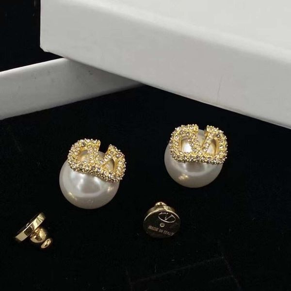 Classic Designer Earrings Jewelry Letter V Valentinolies jewelry Pearl V Letter Rhinestone 925 earrings Silver Needle Fashion Versatile Earring Premium Earrings
Classic Designer Earrings Jewelry Letter V Valentinolies jewelry Pearl V Letter Rhinestone 925 earrings Silver Needle Fashion Versatile Earring Premium Earrings