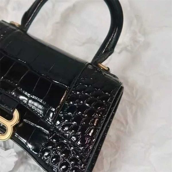 genuine leather women's bag hourglass cowhide xs mini high-end version portable crossbody new
genuine leather women's bag hourglass cowhide xs mini high-end version portable crossbody new