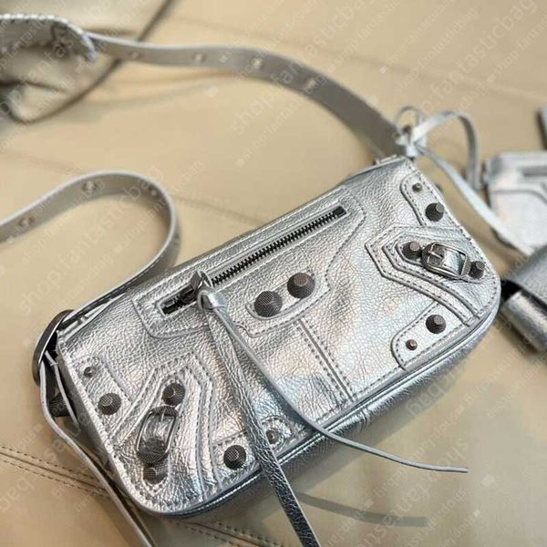 punk wind riveted biker bag armpit bag flow retro camera bag large capacity single shoulder crossbody bag
punk wind riveted biker bag armpit bag flow retro camera bag large capacity single shoulder crossbody bag