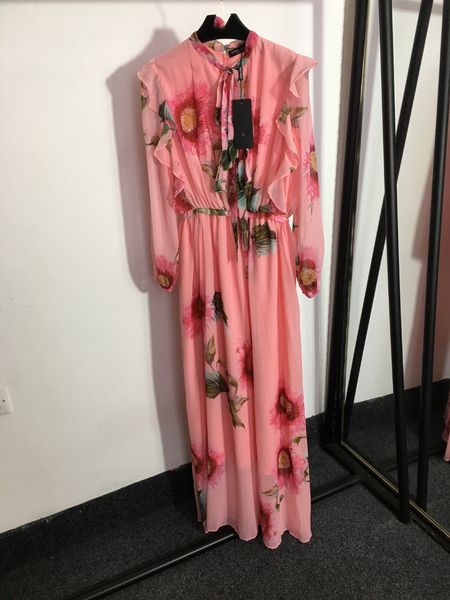 vintage floral dress with waistband art and high-end feel, long skirt with large hem showing thin and high female ruffles, Black;gray
vintage floral dress with waistband art and high-end feel, long skirt with large hem showing thin and high female ruffles, Black;gray