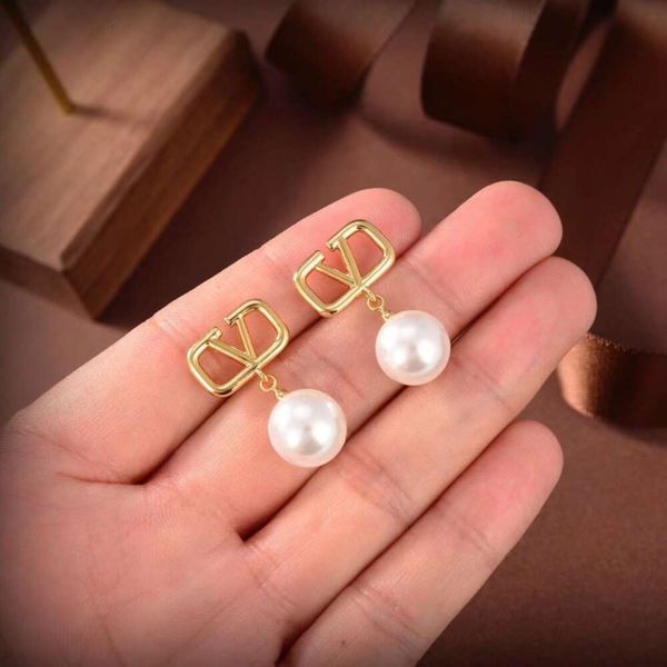 Classic Designer Earrings Jewelry Letter V jewelry V-letter pearl earrings simple and fashionable earrings versatile earring design high quality
Classic Designer Earrings Jewelry Letter V jewelry V-letter pearl earrings simple and fashionable earrings versatile earring design high quality