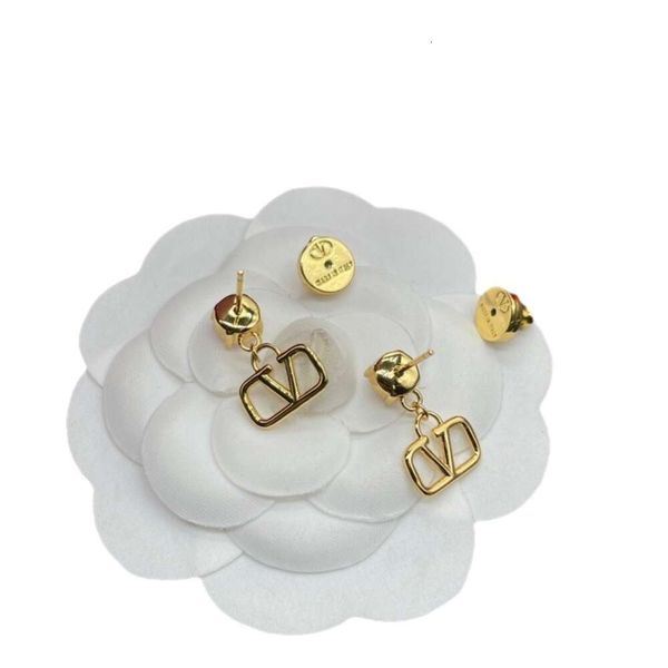 Classic Designer Earrings Jewelry Letter V Valentinolies jewelry Minimalist French Letter V Diamond Earstuds Daily Simple Commuting Colorful Diamond Earrings 5A
Classic Designer Earrings Jewelry Letter V Valentinolies jewelry Minimalist French Letter V Diamond Earstuds Daily Simple Commuting Colorful Diamond Earrings 5A
