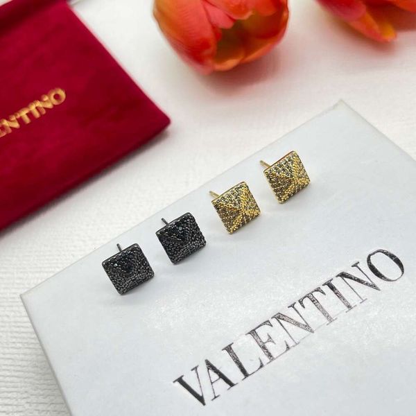 Classic Designer Earrings Jewelry Letter V Valentinolies jewelry Full Diamond Earring Silver Needle New Fashion Shiny Luxury Style Popular Square Earrings gift
Classic Designer Earrings Jewelry Letter V Valentinolies jewelry Full Diamond Earring Silver Needle New Fashion Shiny Luxury Style Popular Square Earrings gift
