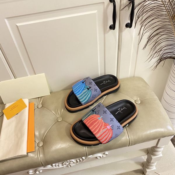 2023 designer slipper mens and womens slipper new style with correct l flower fashion summer wide flat bottom slipper, Black
2023 designer slipper mens and womens slipper new style with correct l flower fashion summer wide flat bottom slipper, Black