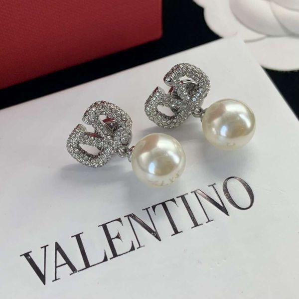Classic Designer Earrings Jewelry Letter V Valentinolies jewelry Pearl Earring for Women Light Luxury and High Grade Elegant Style Atmosphere Earrings for Women
Classic Designer Earrings Jewelry Letter V Valentinolies jewelry Pearl Earring for Women Light Luxury and High Grade Elegant Style Atmosphere Earrings for Women