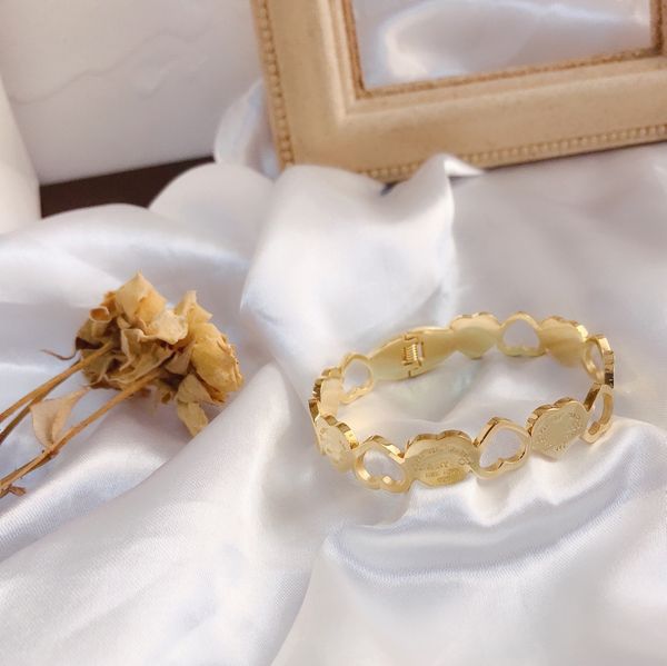 luxury designer wedding bangle bracelet brand tletter pendant 18k gold plated heart coated fashion design popular embossed stamp brand lette, Golden;silver
luxury designer wedding bangle bracelet brand tletter pendant 18k gold plated heart coated fashion design popular embossed stamp brand lette, Golden;silver