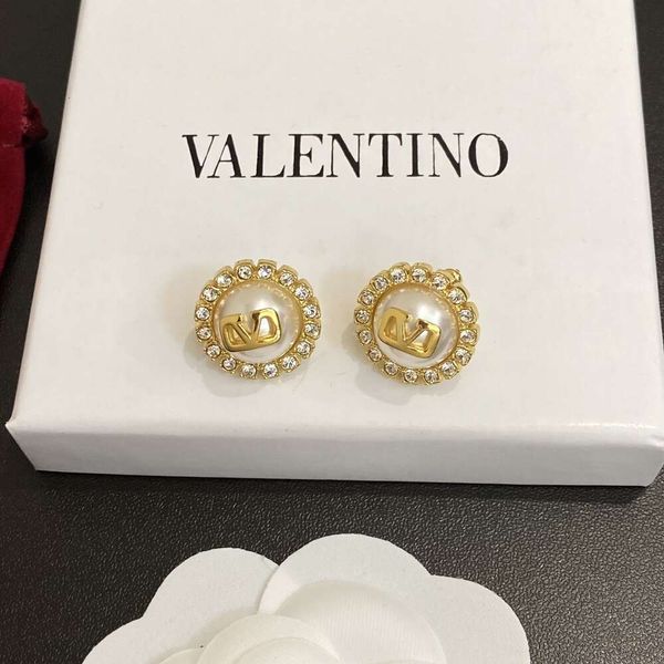 Classic Designer Earrings Jewelry Letter V Valentinolies jewelry Pearl Earring Female Magnificent Personalized and Elegant Designer Earrings Advanced Sense
Classic Designer Earrings Jewelry Letter V Valentinolies jewelry Pearl Earring Female Magnificent Personalized and Elegant Designer Earrings Advanced Sense