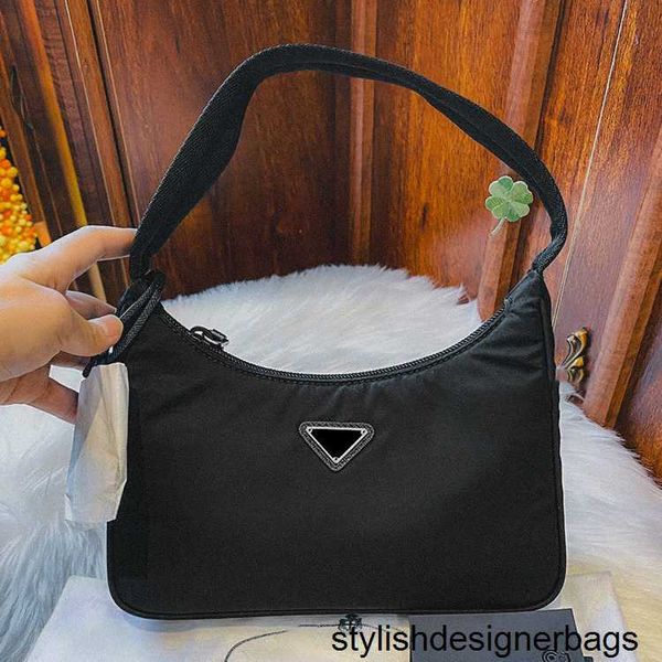 cross body womens re-edition 2005 2000 triangle nylon bag cleo satchel tote travel luxurys designers classic crossbody hobo shoulder purses
cross body womens re-edition 2005 2000 triangle nylon bag cleo satchel tote travel luxurys designers classic crossbody hobo shoulder purses