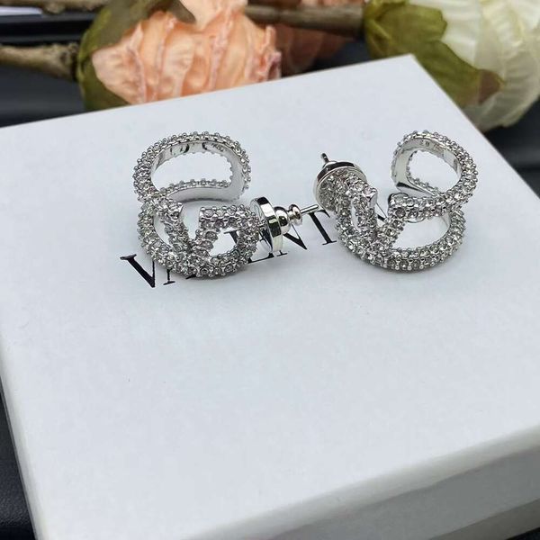 Classic Designer Earrings Jewelry Letter V Valentinolies jewelry New V-Letter Full Diamond Earrings for Women Fashion Versatile Silver Needle Earrings for Women
Classic Designer Earrings Jewelry Letter V Valentinolies jewelry New V-Letter Full Diamond Earrings for Women Fashion Versatile Silver Needle Earrings for Women