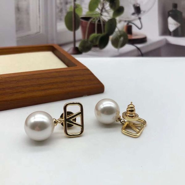 Classic Designer Earrings Jewelry Letter V jewelry Pearl Versatile High grade Ear Studs Women's Simple Fashion Earrings jewelry Christmas gift
Classic Designer Earrings Jewelry Letter V jewelry Pearl Versatile High grade Ear Studs Women's Simple Fashion Earrings jewelry Christmas gift
