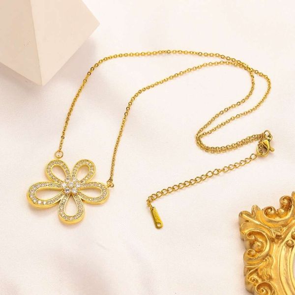 Classic designer jewelry Van Clover Necklace jewelrys Simple Flower Brass Inlaid Zircon Gold Plated Necklaces Fashion Simple Neckchain Collar Chain Female
Classic designer jewelry Van Clover Necklace jewelrys Simple Flower Brass Inlaid Zircon Gold Plated Necklaces Fashion Simple Neckchain Collar Chain Female
