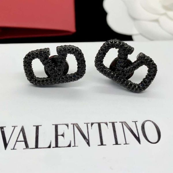 Classic Designer Earrings Jewelry Letter V Valentinolies jewelry Luxury French V-V Letter Square Hollow out Pearl Inlaid Diamond Personalized Ear Studs Female
Classic Designer Earrings Jewelry Letter V Valentinolies jewelry Luxury French V-V Letter Square Hollow out Pearl Inlaid Diamond Personalized Ear Studs Female