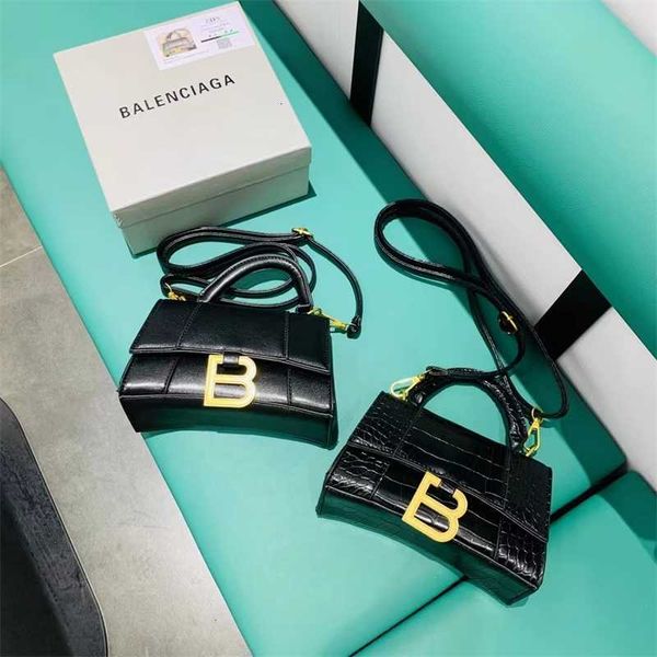 2023 new hourglass bag women's leisure personalized single shoulder messenger bag black crocodile pattern small square
2023 new hourglass bag women's leisure personalized single shoulder messenger bag black crocodile pattern small square
