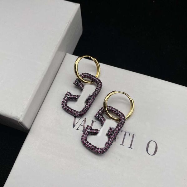 Classic designer earrings jewelry letter V Valentinolies Luxury Slim Letter Diamond Earrings High Edition Small Fragrant Wind Square Buckle Geometry jewelry
Classic designer earrings jewelry letter V Valentinolies Luxury Slim Letter Diamond Earrings High Edition Small Fragrant Wind Square Buckle Geometry jewelry