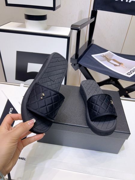 2023 s designer summer women slippers, luxury brand genuine leather flat shoes, black, white and khaki colors available, comfortable and fas
2023 s designer summer women slippers, luxury brand genuine leather flat shoes, black, white and khaki colors available, comfortable and fas