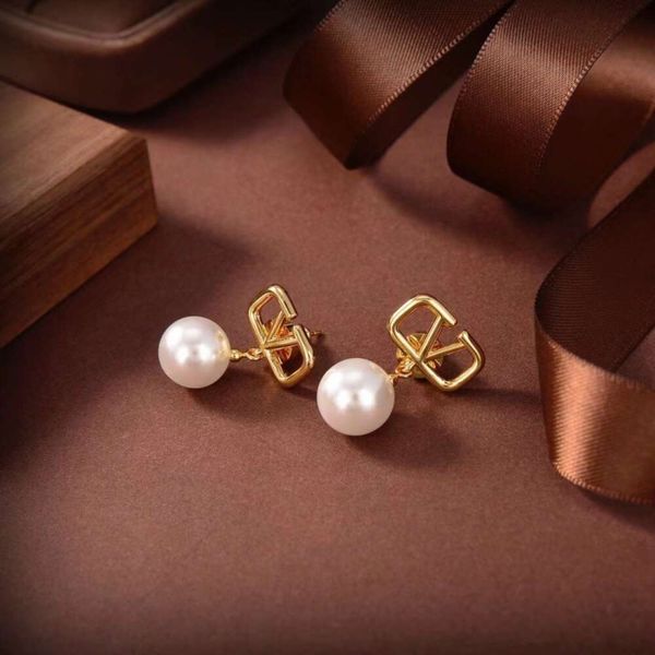 Classic Designer Earrings Jewelry Letter V jewelry V-letter pearl earrings simple and fashionable earrings versatile earring design high quality
Classic Designer Earrings Jewelry Letter V jewelry V-letter pearl earrings simple and fashionable earrings versatile earring design high quality