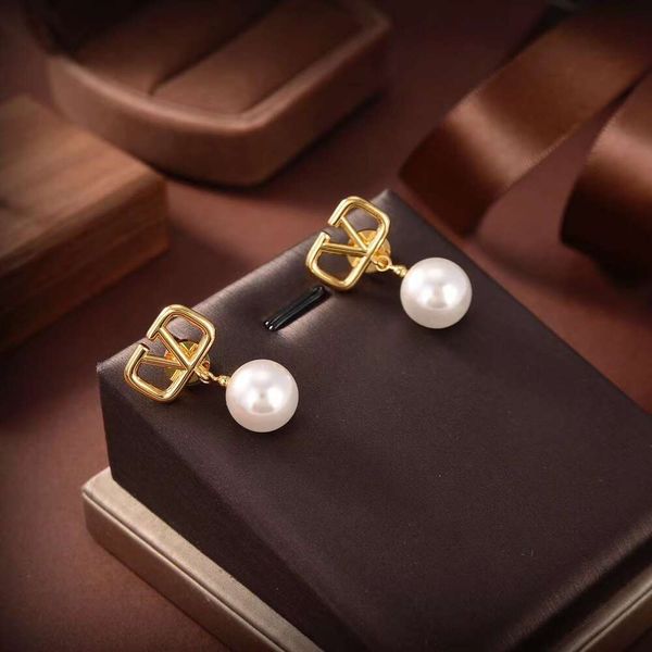 Classic Designer Earrings Jewelry Letter V jewelry V-Letter Pearl Earring Simple Fashion Versatile earring high quality Christmas gift jewelry
Classic Designer Earrings Jewelry Letter V jewelry V-Letter Pearl Earring Simple Fashion Versatile earring high quality Christmas gift jewelry